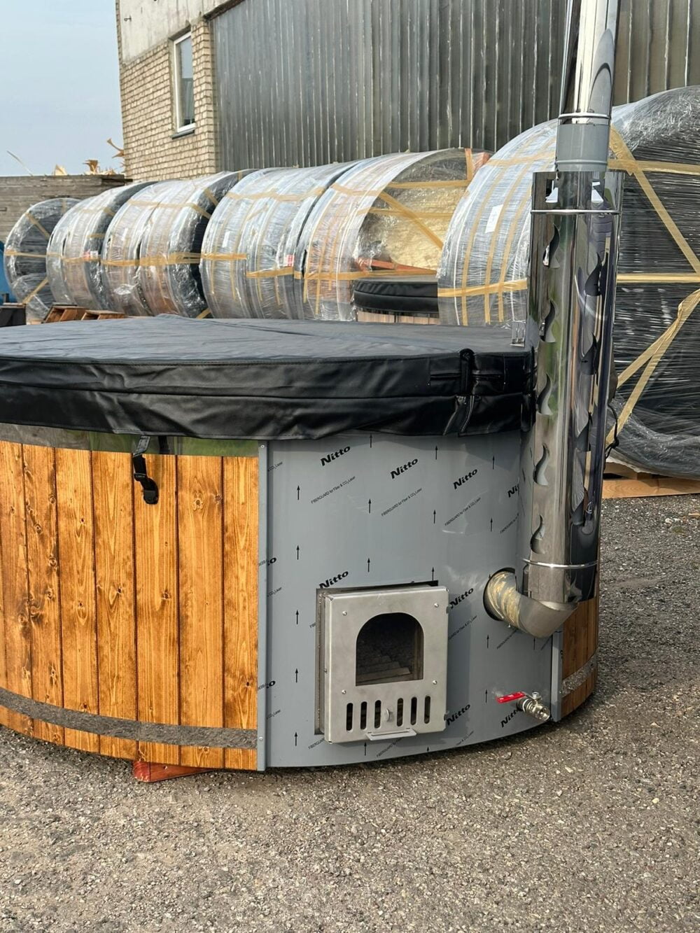 Hot tub with integrated stove, hydro massage, air system, LED lamp, LWDcnc
