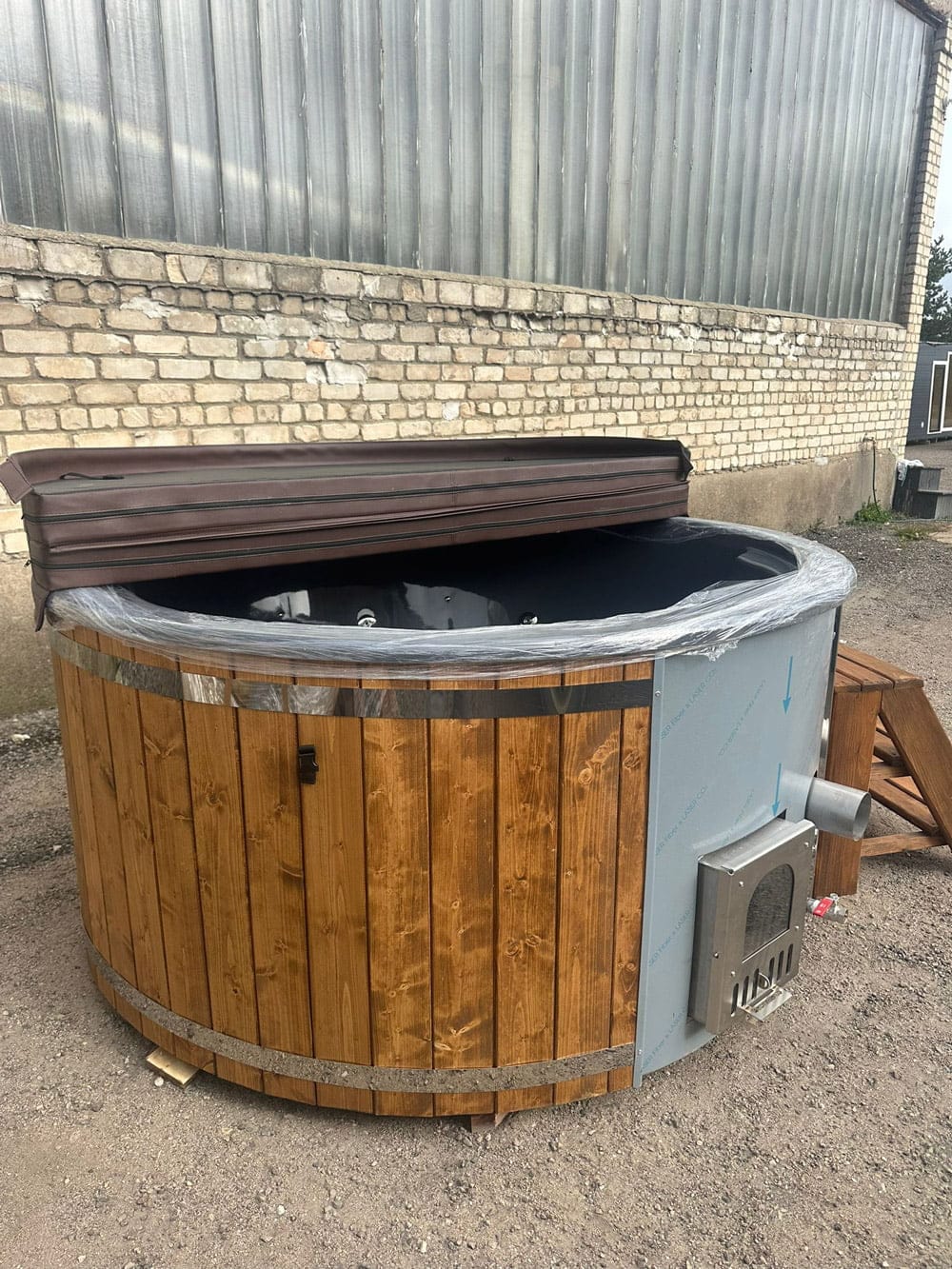 Hot tub with integrated stove, hydro massage, air system, LED lamp, LWDcnc
