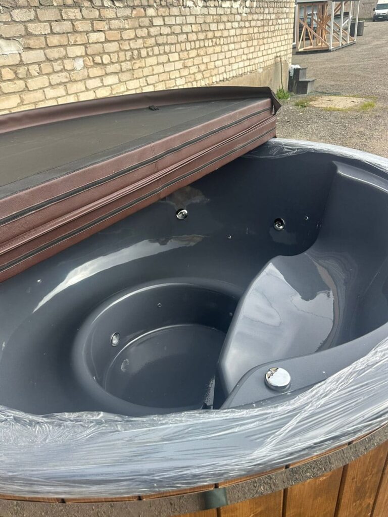 Hot tub with integrated stove, hydro massage, air system, LED lamp, LWDcnc