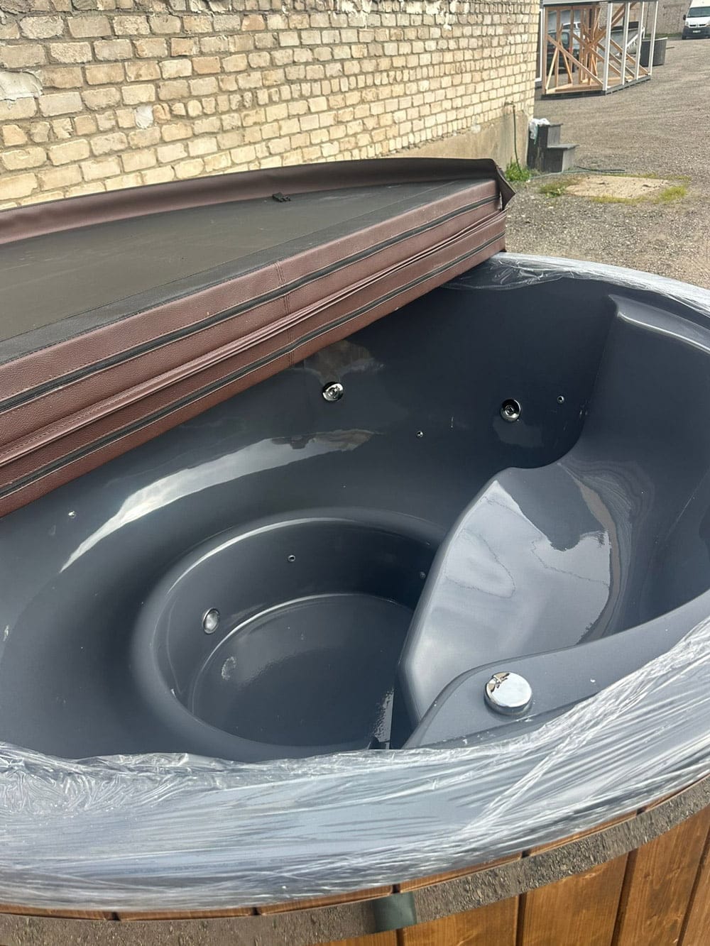 Hot tub with integrated stove, hydro massage, air system, LED lamp, LWDcnc
