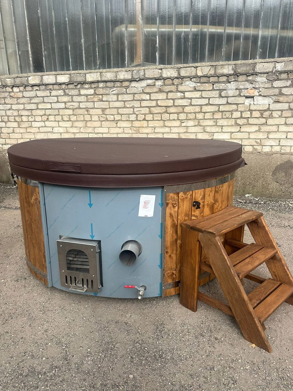 Hot tub with integrated stove, hydro massage, air system, LED lamp, LWDcnc