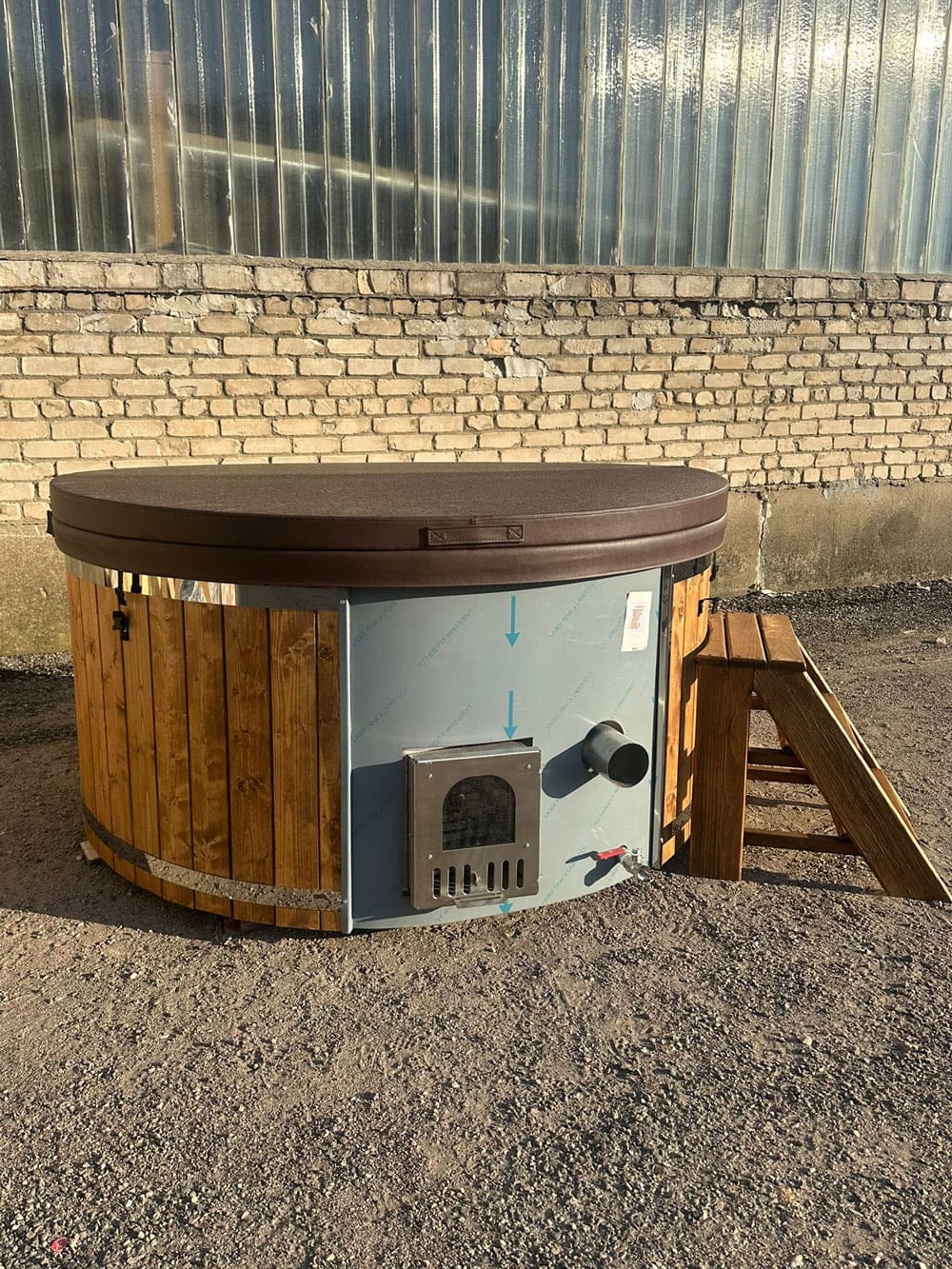 Hot tub with integrated stove, hydro massage, air system, LED lamp, LWDcnc